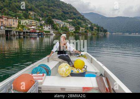 Lugano, Svizzera - 18 ottobre 2016: Donna in barca sul lago di Lugano in Svizzera Foto Stock