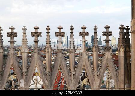 Dalla cima del Duomo di Milano si può ammirare la vista dei nuovi grattacieli di recente costruzione, visti attraverso la parte dettagliata e molto decorata della grande chiesa Foto Stock