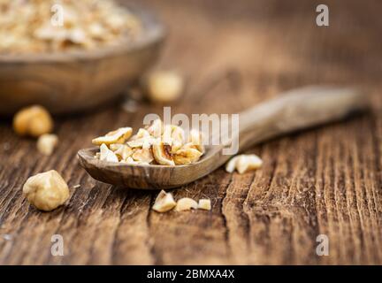 Nocciole appena tagliate come primo piano dettagliato (fuoco selettivo) Foto Stock