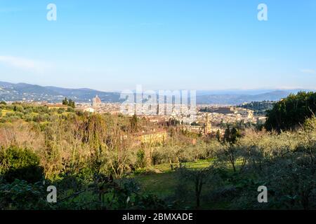 Ampia vista panoramica della città di Firenze vista dalle colline appena fuori città nel quartiere di Bellosguardo Foto Stock