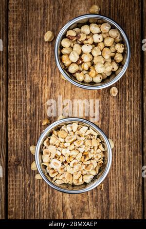 Nocciole appena tagliate come primo piano dettagliato (fuoco selettivo) Foto Stock