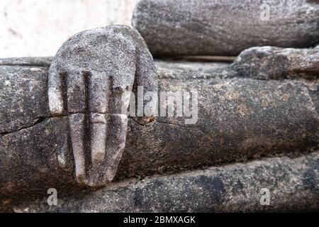 Primo piano, mano della statua di Buddha antico. Foto Stock