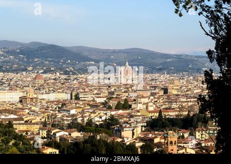 Ampia vista panoramica della città di Firenze vista dalle colline appena fuori città nel quartiere di Bellosguardo Foto Stock