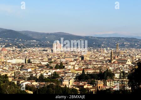 Ampia vista panoramica della città di Firenze vista dalle colline appena fuori città nel quartiere di Bellosguardo Foto Stock