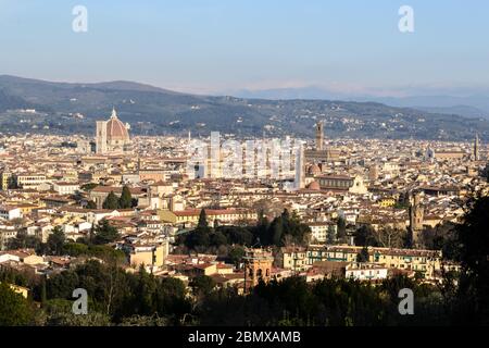 Ampia vista panoramica della città di Firenze vista dalle colline appena fuori città nel quartiere di Bellosguardo Foto Stock