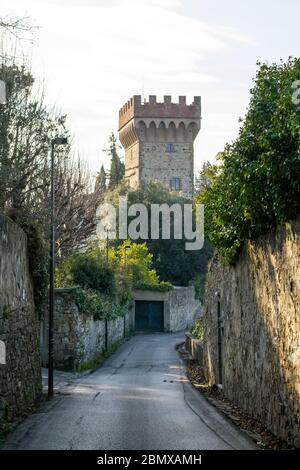 Nelle strette stradine del quartiere di Bellosguardo a Firenze ci sono molti edifici antichi e una piccola torre alla fine del sentiero Foto Stock