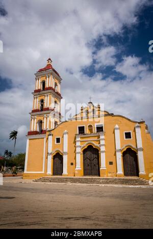 Facciata della chiesa di San Giovanni Battista, costruita nel 16 ° secolo e ristrutturata in stile barocco nel 18 ° secolo, Remedios, Cuba Foto Stock