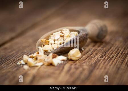 Nocciole appena tagliate come primo piano dettagliato (fuoco selettivo) Foto Stock