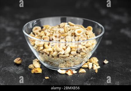 Nocciole appena tagliate come primo piano dettagliato (fuoco selettivo) Foto Stock
