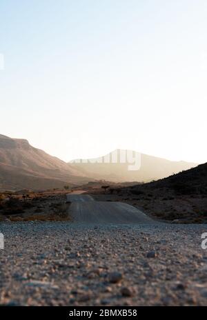 Una strada stratificata in Namibia fino al punto più lontano verso il Sossusvlei. Foto Stock