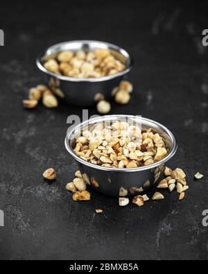 Nocciole appena tagliate come primo piano dettagliato (fuoco selettivo) Foto Stock