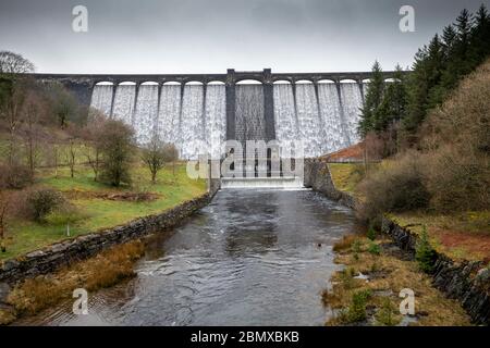 Diga di Claerwen nella valle di Elan, Galles Foto Stock