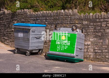 Ribalta cestino di riciclaggio con spazzatura skip bin sulla passeggiata a Bournemouth, Dorset UK nel mese di maggio Foto Stock