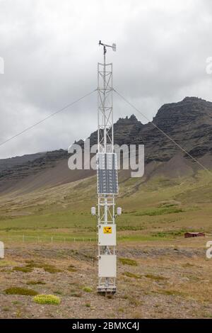 Una stazione meteo sul lato della strada Vegagerðin (al largo della Route 54) sulla costa meridionale della penisola di Snaefellsnes, Islanda. Foto Stock