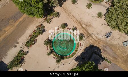 Bad Neuenahr Ahrweiler, Germania. 05 maggio 2020. Una fontana dei giardini termali si trova sui terreni del state Garden Show 2022 (vista aerea con un drone). Bad Neuenahr-Ahrweiler vuole attirare circa 800,000 ospiti con il quinto state Garden Show (LGS) a Renania-Palatinato dal 20 aprile al 16 ottobre 2022. 28 ettari di verde e parco e sei chilometri lungo il fiume Ahr sono da ridisegnare. (Al dpa 'State Horticultural Show 2022 in programma - test con aree di test') Credit: Thomas Frey/dpa/Alamy Live News Foto Stock