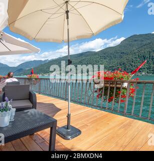 Splendida terrazza panoramica con tavoli che si affacciano sul Lago di Lugano Foto Stock