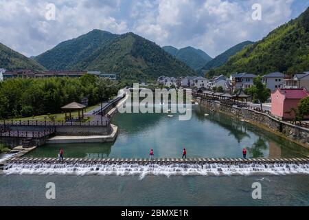 Hangzhou. 11 maggio 2020. La foto aerea scattata il 11 maggio 2020 mostra volontari che raccolgono rifiuti in un fiume nel villaggio di Yingfeng di Tuankou Township a Hangzhou City, nella provincia di Zhejiang della Cina orientale. La città ha istituito un meccanismo di gestione del fiume per mantenere la pulizia dei fiumi qui. Credit: Xu Yu/Xinhua/Alamy Live News Foto Stock