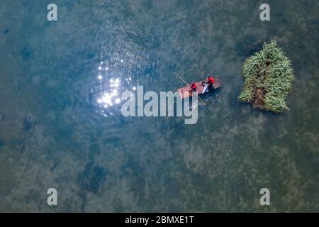 Hangzhou. 11 maggio 2020. La foto aerea scattata il 11 maggio 2020 mostra volontari che raccolgono rifiuti in un fiume nel villaggio di Yingfeng di Tuankou Township a Hangzhou City, nella provincia di Zhejiang della Cina orientale. La città ha istituito un meccanismo di gestione del fiume per mantenere la pulizia dei fiumi qui. Credit: Xu Yu/Xinhua/Alamy Live News Foto Stock