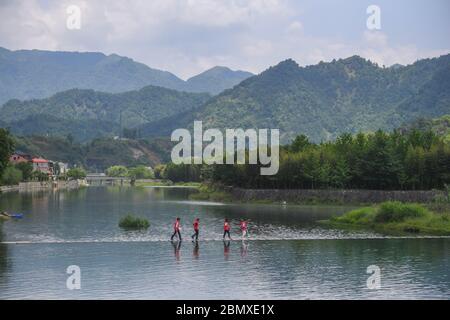 Hangzhou. 11 maggio 2020. La foto scattata il 11 maggio 2020 mostra volontari che raccolgono rifiuti in un fiume nel villaggio di Yingfeng di Tuankou Township nella città di Hangzhou, provincia di Zhejiang della Cina orientale. La città ha istituito un meccanismo di gestione del fiume per mantenere la pulizia dei fiumi qui. Credit: Xu Yu/Xinhua/Alamy Live News Foto Stock