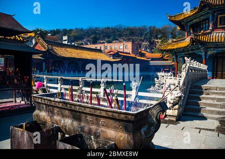 La masterizzazione joss bastoni davanti di Yuantong Hall nel Tempio di Yuantong complesso in Kunming, nella provincia dello Yunnan in Cina. Foto Stock