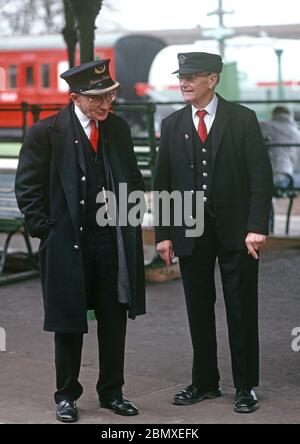 Master e personale alla stazione di Horstead Keynes sulla Bluebell Heritage Railway, West Sussex, Inghilterra Foto Stock