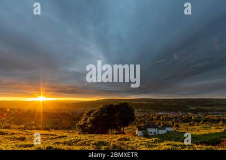 Drammatico Tramonto su Ilkley di White Wells Spa Cottage su Ilkley Moor, Yorkshire, Regno Unito Foto Stock