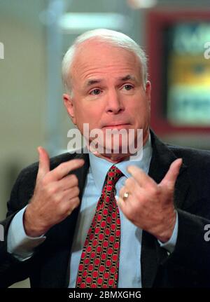 John McCain dell'Arizona, parla del futuro del Senato dopo il processo di impeachment del presidente Bill Clinton durante il colloquio politico di domenica, incontra la stampa, sulla NBC-TV 14 febbraio 1999 a Washington, DC. Foto Stock