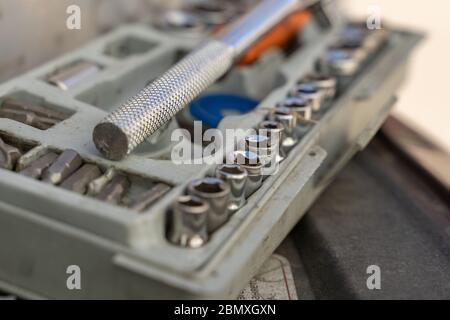 Kit di attrezzi meccanici automatici. Il meccanico ha preparato gli attrezzi per la diagnosi e la riparazione. Attrezzi sotto il cofano Foto Stock