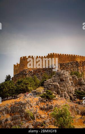 Le mura che circondano il complesso del tempio che è l'acropoli di Lindos sull'isola greca di Rodi. Foto Stock