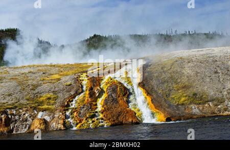 Il creatore del geyser di Excelsior, acqua calda che corre nel fiume di firehole, Yellowstone, Montana, Stati Uniti Foto Stock