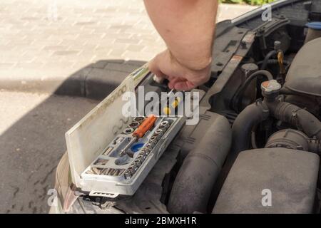 Kit di attrezzi meccanici automatici. Il meccanico ha preparato gli attrezzi per la diagnosi e la riparazione. Attrezzi sotto il cofano Foto Stock