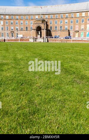 College Green di fronte al municipio di Bristol, Regno Unito, un'area utilizzata per attività ricreative e riunioni pubbliche Foto Stock