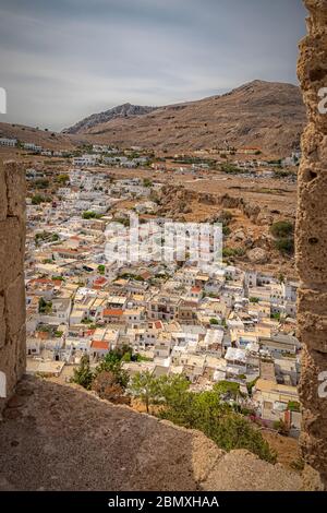 Una vista del villaggio di Lindos dall'antica acropoli sull'isola greca di Rodi. Foto Stock