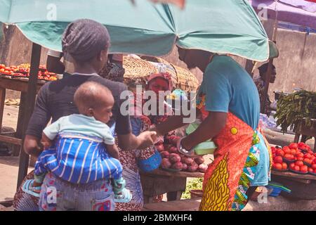 I volontari consegnano i pacchetti di cibo alle persone durante il blocco Covid-19 a Lagos, Nigeria Foto Stock