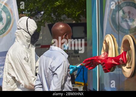 Un medico prende un tampone da un paziente presso un Centro di raccolta dei campioni di test Covid-19 nello Stato di Ogun, Nigeria. Foto Stock