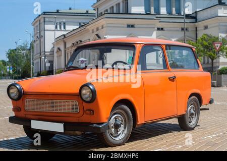 Auto Trabant restaurata in color arancio su strada lastricata Foto Stock