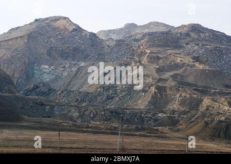 Cava di pietra abbandonata a Dobrogea, Romania. Impatto ambientale su una montagna utilizzata per l'estrazione della pietra. Foto Stock