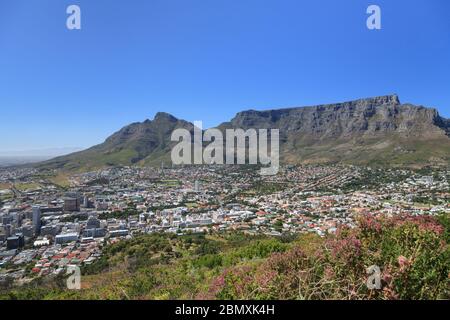 Vista panoramica di Table Mountain e Devil's Peak attraverso il Cape Town City Bowl in estate, Western Cape, Sud Africa Foto Stock