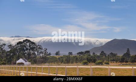 Nuvola a rullo, nuvole che si rotolano sulla catena montuosa, andscape vicino Franschhoek in Cape Winelands, Western Cape, Sud Africa Foto Stock