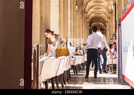 I parigini e i turisti possono gustare drink estivi al bar Una terrazza del Louvre Foto Stock