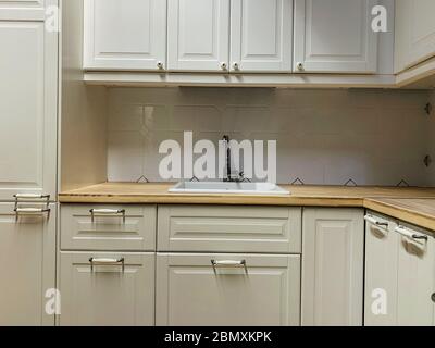 cucina senza utensili all'interno della casa Foto Stock