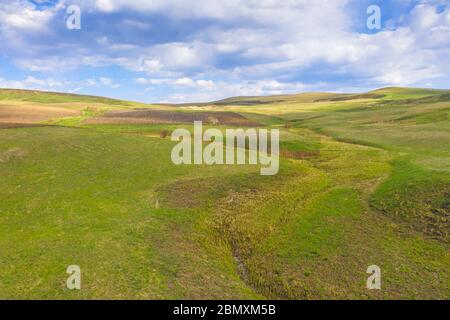 Valle del torrente d'acqua in un paesaggio rurale durante la primavera Foto Stock