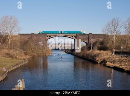 Arriva Trains Galles Alstom classe 175 Coradia treno che attraversa il viadotto di navigazione tessitore a Frodsham sulla linea nord Cheshire Foto Stock