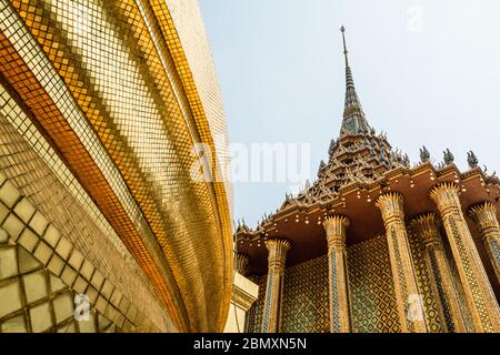 Bangkok, Thailandia - 12 febbraio 2013. Facciata del palazzo del buddha smeraldo, Wat Phra Kaew Foto Stock