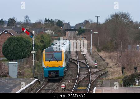 Arriva treni Galles Alstom classe 175 Coradia treno 175112 a Helsby con segnali meccanici del quadrante superiore - linea ferroviaria nord Cheshire Foto Stock