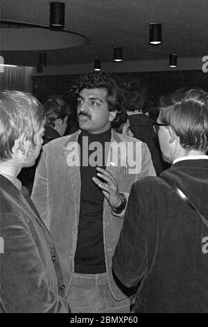 Tariq Ali, della Campagna di solidarietà del Vietnam, visita le Anson Rooms dell’Università di Bristol nell’ottobre 1968 per sostenere una marcia di protesta contro la guerra anti-Vietnam a Londra alla fine di quel mese. Durante la manifestazione del 27 ottobre ha consegnato una petizione a Downing Street con 75,000 firme che hanno chiesto al governo britannico di smettere di sostenere gli Stati Uniti nella guerra in Vietnam. Foto Stock