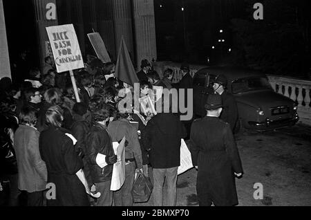 Manifestanti che protestano contro il Duca di Beaufort che è il cancelliere dell'Università di Bristol al di fuori delle sale Victoria, quando arriva per la Gala Performance di Offenbachs "la Grande-Duchesse de Gerolstein" di Op Soc il 14 febbraio 1969. Alcuni cartelli chienero che il Duca fosse sostituito da Jack Dash, un leader sindacale comunista di spicco negli attacchi di London Dock. Foto Stock