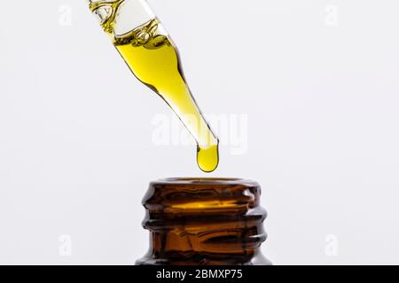 Primo piano dell'olio del CBD in una bottiglia contagocce Foto Stock