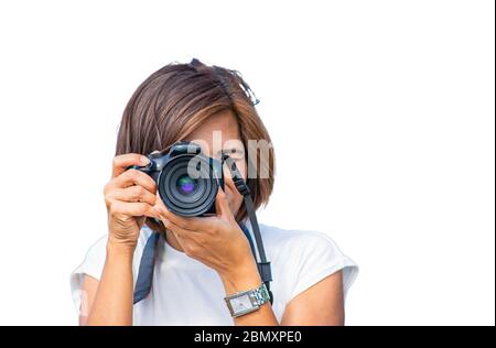 Isolato donna mano tenendo la fotocamera per scattare foto su sfondo bianco con percorso di clipping. Foto Stock