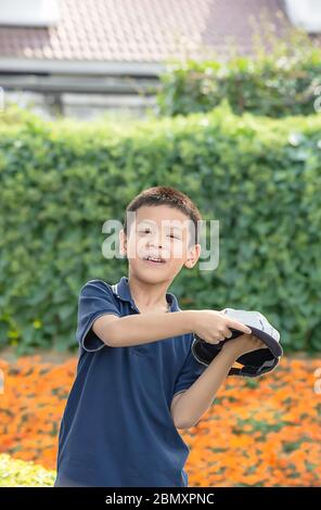 Ritratto dell'Asean boy , ridendo e sorridendo felicemente nel parco. Foto Stock